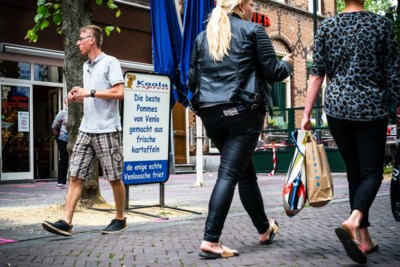 Duitse Dagjesmensen Krijgen Flyers Met Coronaregels Uitgerei