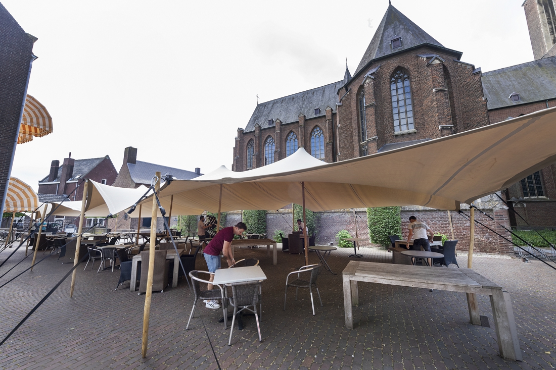 Gasten zitten droog bij de Pastorie in Roermond - De Limburger