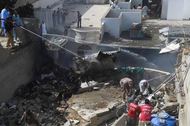 Waarschijnlijk geen overlevenden na neerstorten vliegtuig in Pakistan