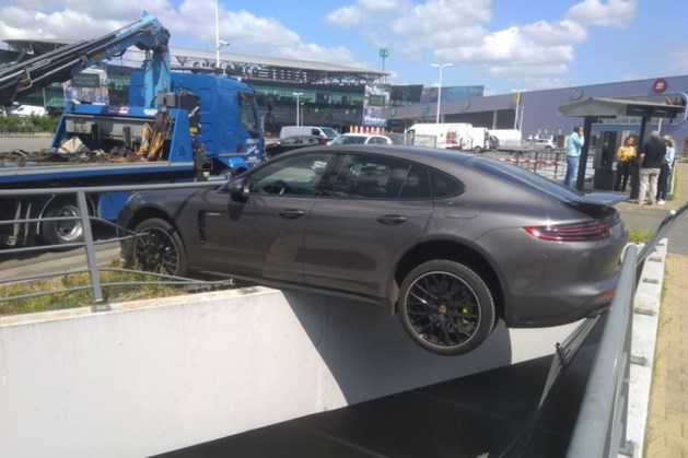 Porsche bungelt op de rand van de afgrond boven een parkeergarage: per ongeluk in de achteruit gezet