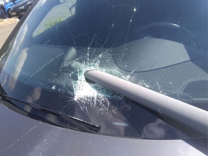 Porsche bungelt op de rand van de afgrond boven een parkeergarage: per ongeluk in de achteruit gezet
