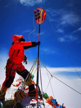 Chinezen naar top Everest om te checken of ie echt 8844 meter hoog is