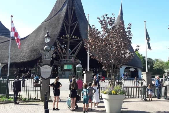 Logés Efteling boos: ‘Schandalig dat we twee kaartjes voor één dag moeten kopen’
