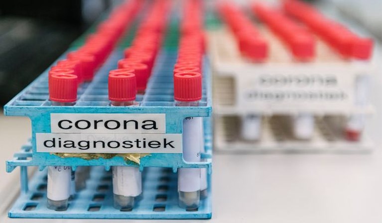Oproep: ‘Al bij niezen en hoesten geldt: Laat je testen!’