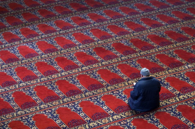 LIVE | Bezoeker omstreden zwembadfeest besmet, uitbraak in Haagse moskee