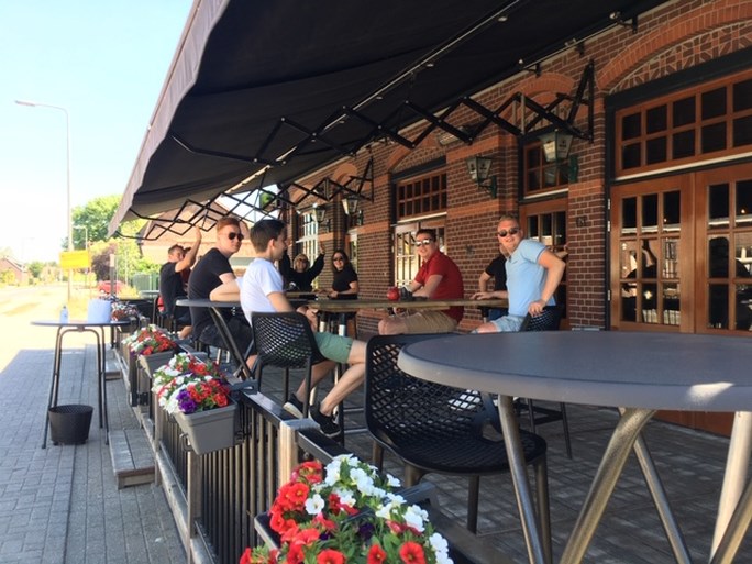 In beeld: Terrassen stromen vol op zomerse dag in Limburg