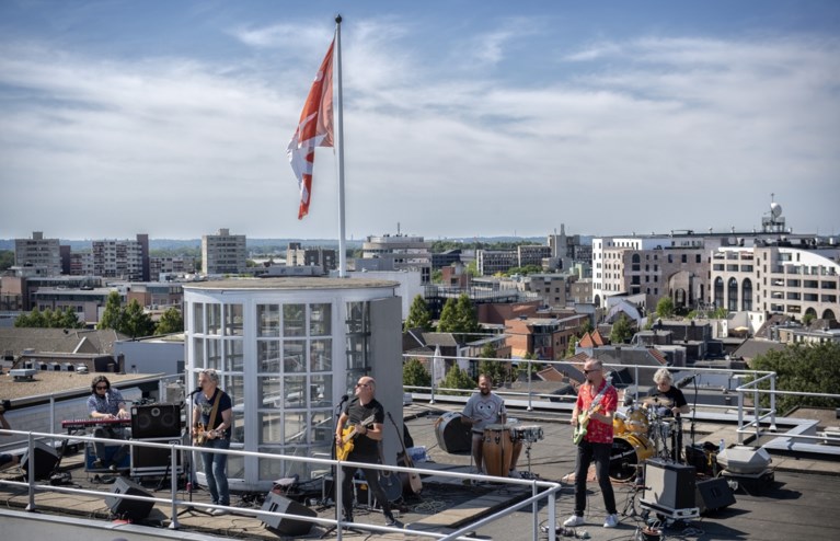 Verrassingsconcert op dak Glaspaleis Heerlen bij opening terrassen