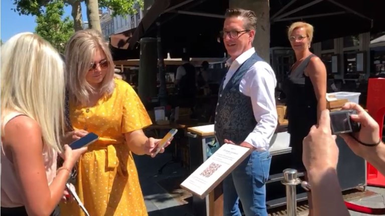 In beeld: Terrassen stromen vol op zomerse dag in Limburg