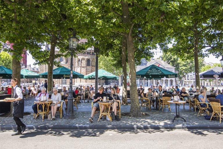 In beeld: Terrassen stromen vol op zomerse dag in Limburg