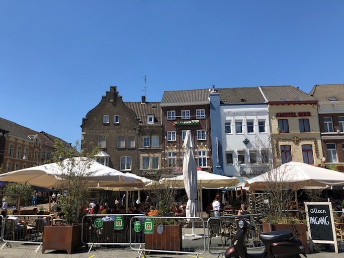In beeld: Terrassen stromen vol op zomerse dag in Limburg