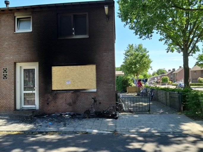 Scooterbrand slaat over naar woning: bewoners naar ziekenhuis, honden gered