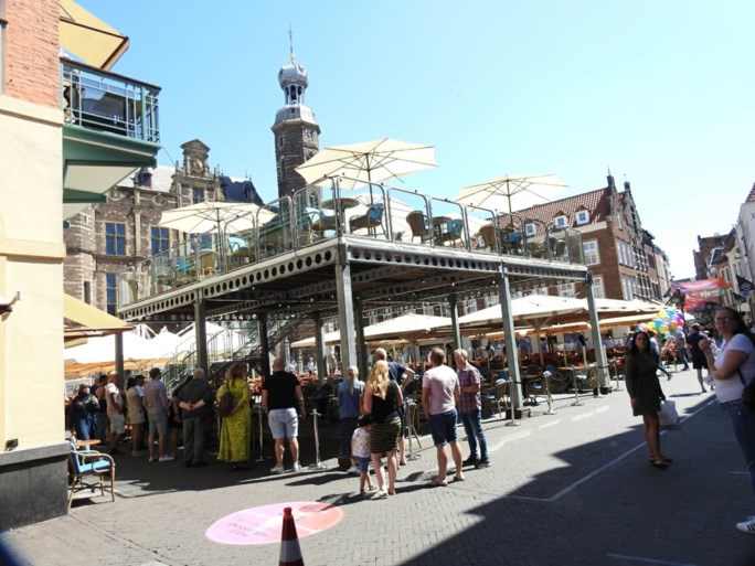 In beeld: Terrassen stromen vol op zomerse dag in Limburg