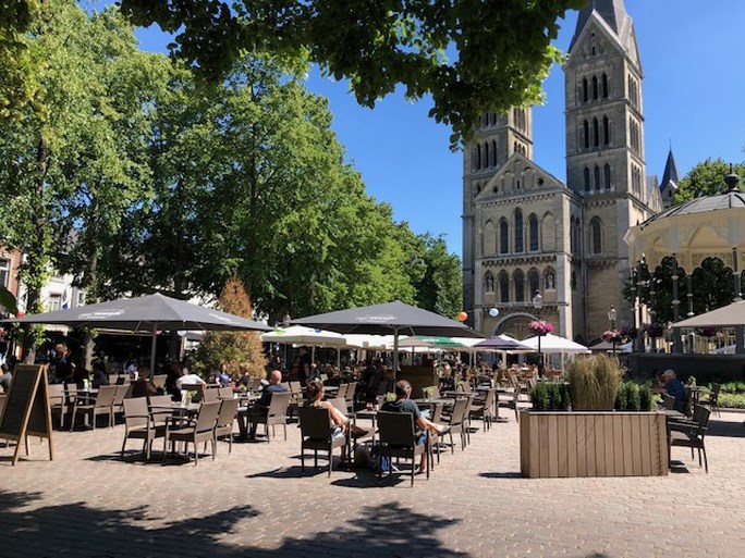 In beeld: Terrassen stromen vol op zomerse dag in Limburg