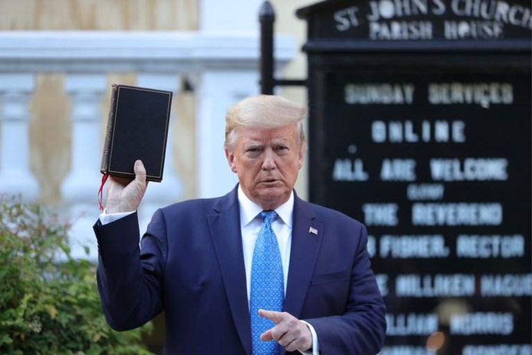 President Trump dreigt het leger in te zetten tegen gewelddadige protesten