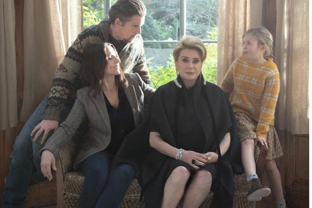 Filmrecencie: Catherine Deneuve leeft zich uit als moeder met divagedrag