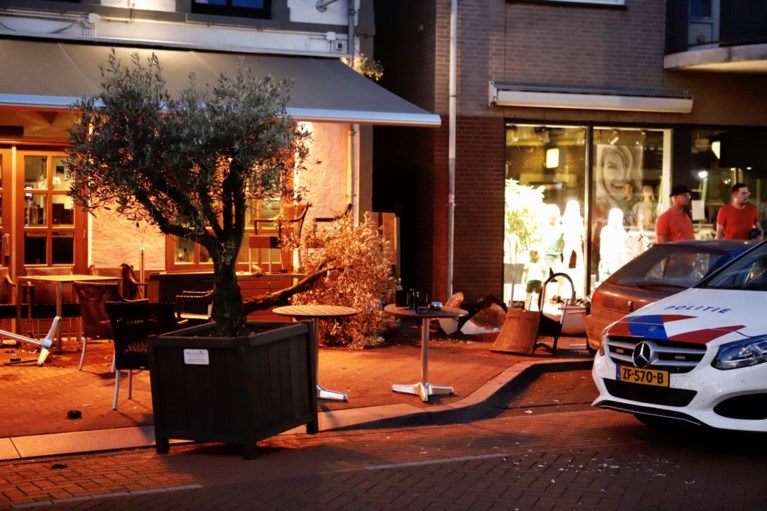 Video: Zes mensen gewond nadat auto terras oprijdt in Gennep; bestuurder (19) aangehouden
