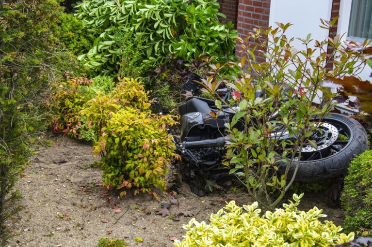 Motorrijder crasht in voortuin en raakt zwaargewond