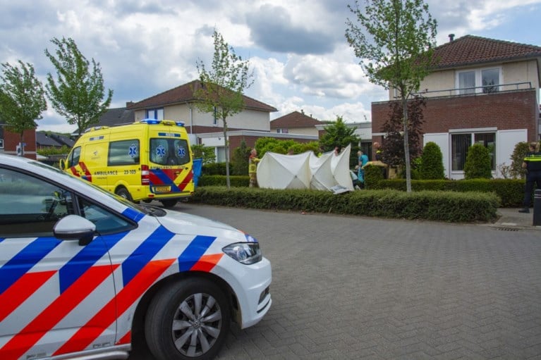 Motorrijder crasht in voortuin en raakt zwaargewond