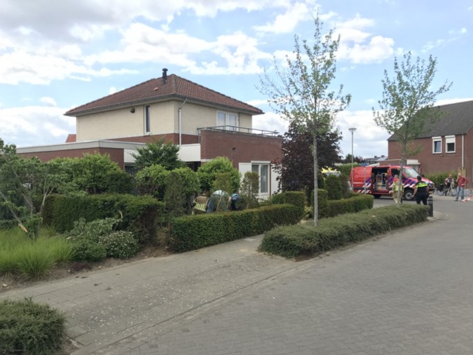 Motorrijder crasht in voortuin en raakt zwaargewond
