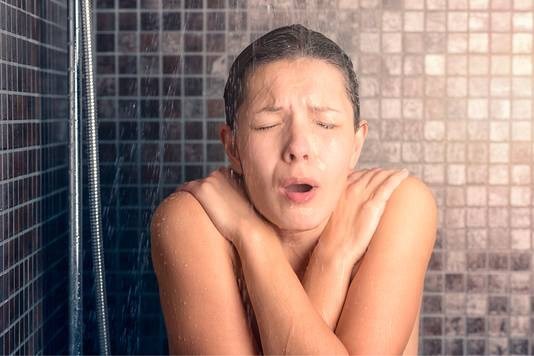 IJskoude douche als ochtendritueel: hoe gezond is dat?
