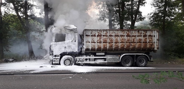 Vrachtwagen in lichterlaaie, Rijksweg enige tijd afgesloten