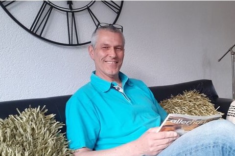 Sociale media ontploffen: Jos brengt na 39 jaar boek terug naar de bieb
