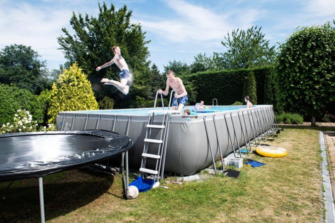 Opblaasbadjes in de tuin? Nee, nu staan er heuse superpools