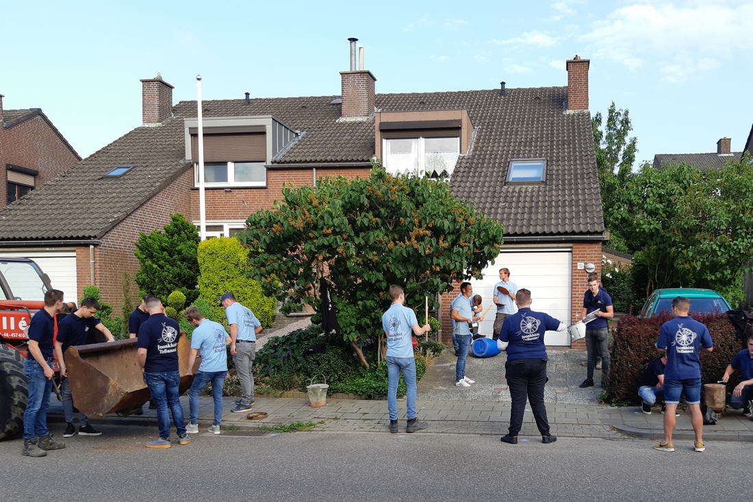 Jonkheid brengt 'ketelmuziek' bij woning aanstaande bruid - De Limburger