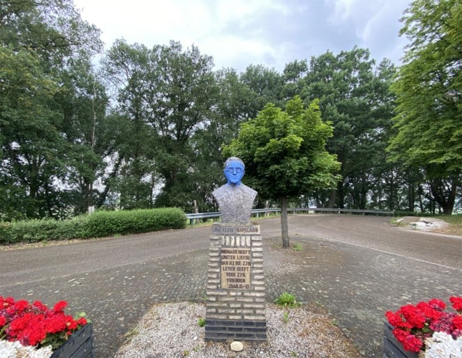 Hoofd van borstbeeld kapelaan Berix in Meers blauw gespoten