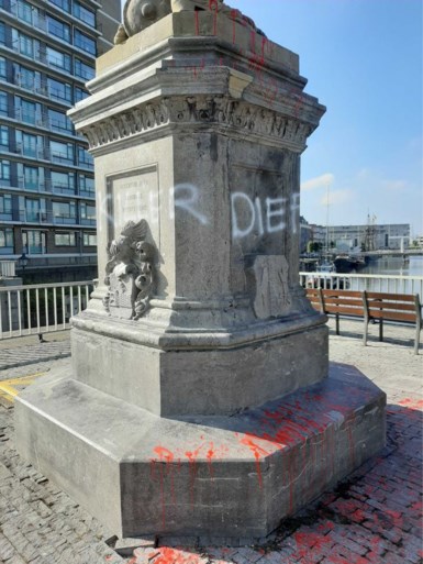 Standbeeld van Piet Hein besmeurd en beklad: hij is een ‘killer’ en een ‘dief’