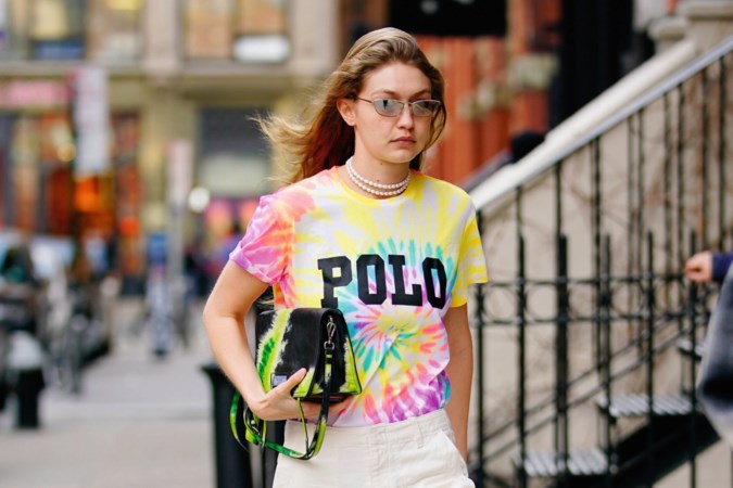 Teruggekeerd uit de seventies: verf je T-shirt in psychedelische, felgekleurde motiefjes