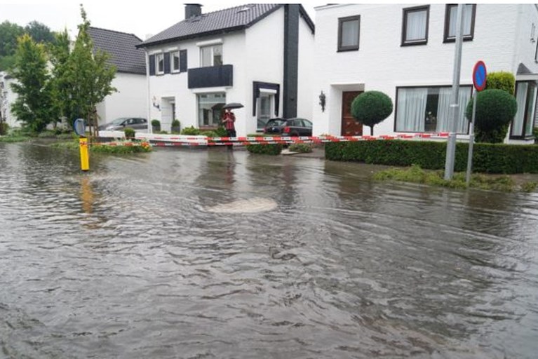 Video: Meerdere straten in Weert onder water na hoosbui