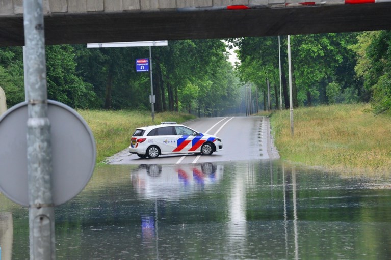 Video: Meerdere straten in Weert onder water na hoosbui
