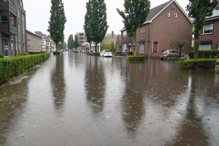Video: Meerdere straten in Weert onder water na hoosbui