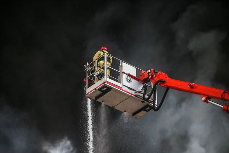 Zeer grote brand bij voedselopslag in Helmond geblust