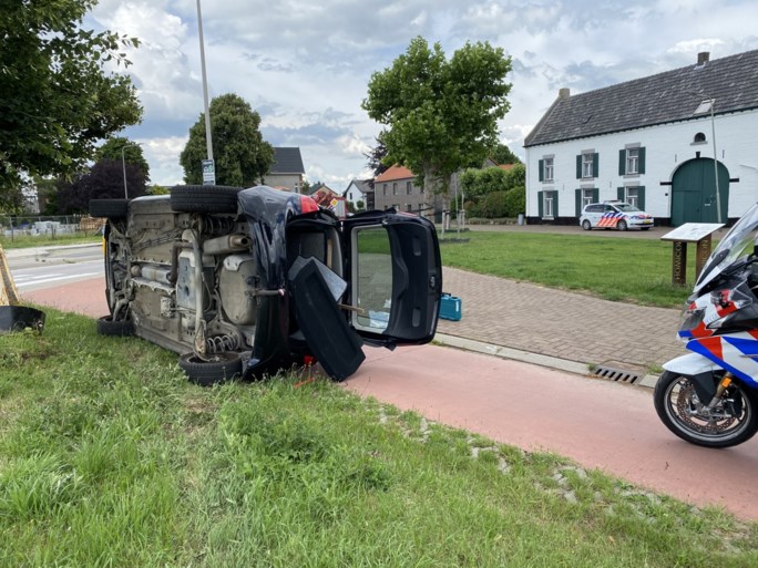 Auto belandt op zijn kant bij ongeluk in Berg en Terblijt