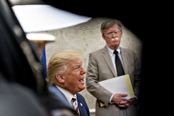 Bolton deelt Trump flinke klap uit in campagne