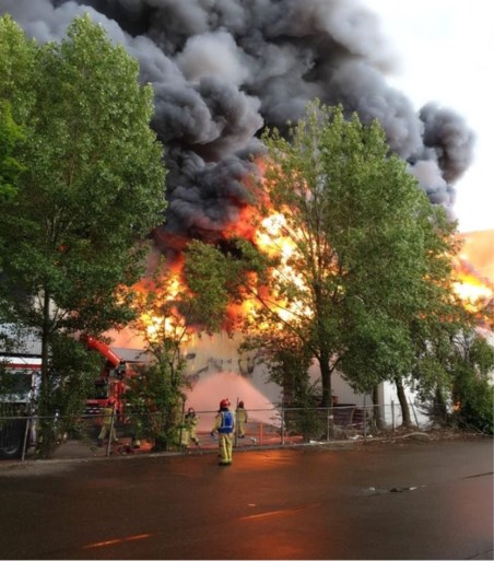 Zeer grote brand bij voedselopslag in Helmond geblust