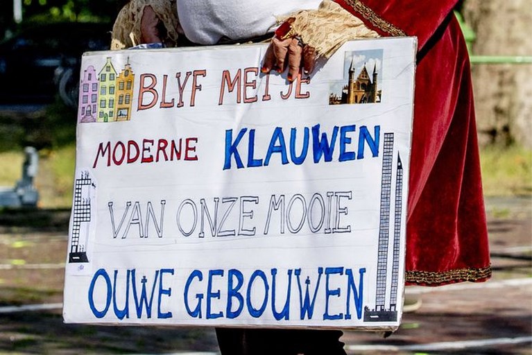 Demonstratie bij standbeeld J.P. Coen mondt uit in rellen