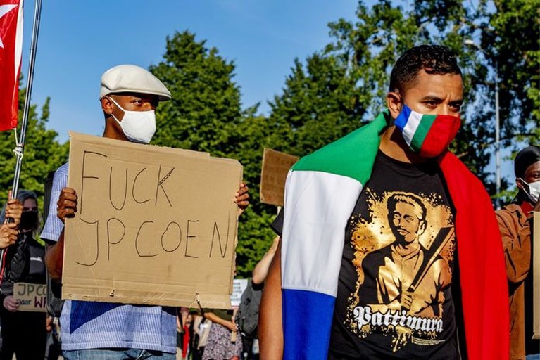 Demonstratie bij standbeeld J.P. Coen mondt uit in rellen