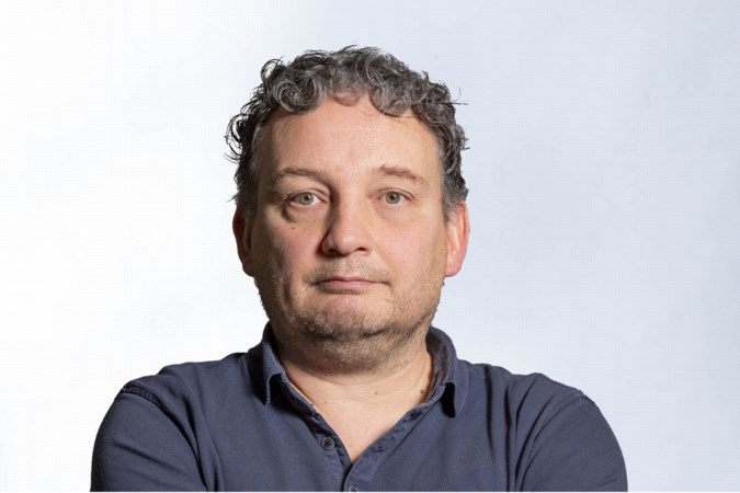 Onderuitgezakt op een stoel oogde Wesley als een te heet gewassen versie van Don Corleone