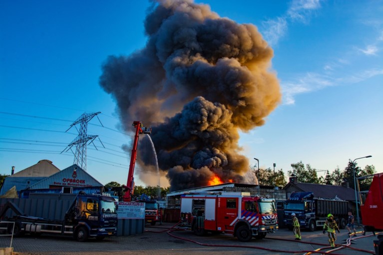 Video: Grote brand bij recyclingbedrijf op industrieterrein Haelen