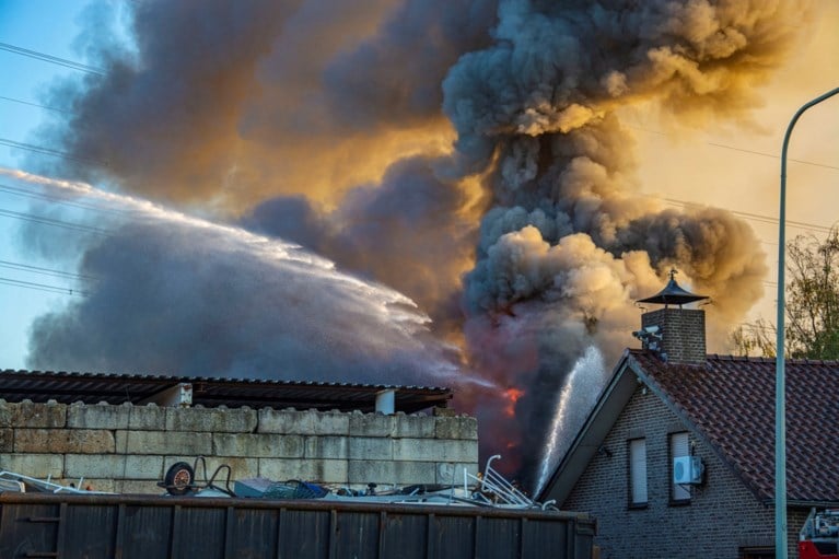 Video: Grote brand bij recyclingbedrijf op industrieterrein Haelen