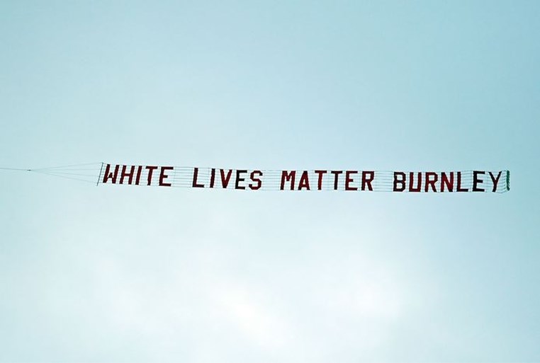 Onbegrip over vliegtuig met ‘White Lives Matter’ boven stadion City