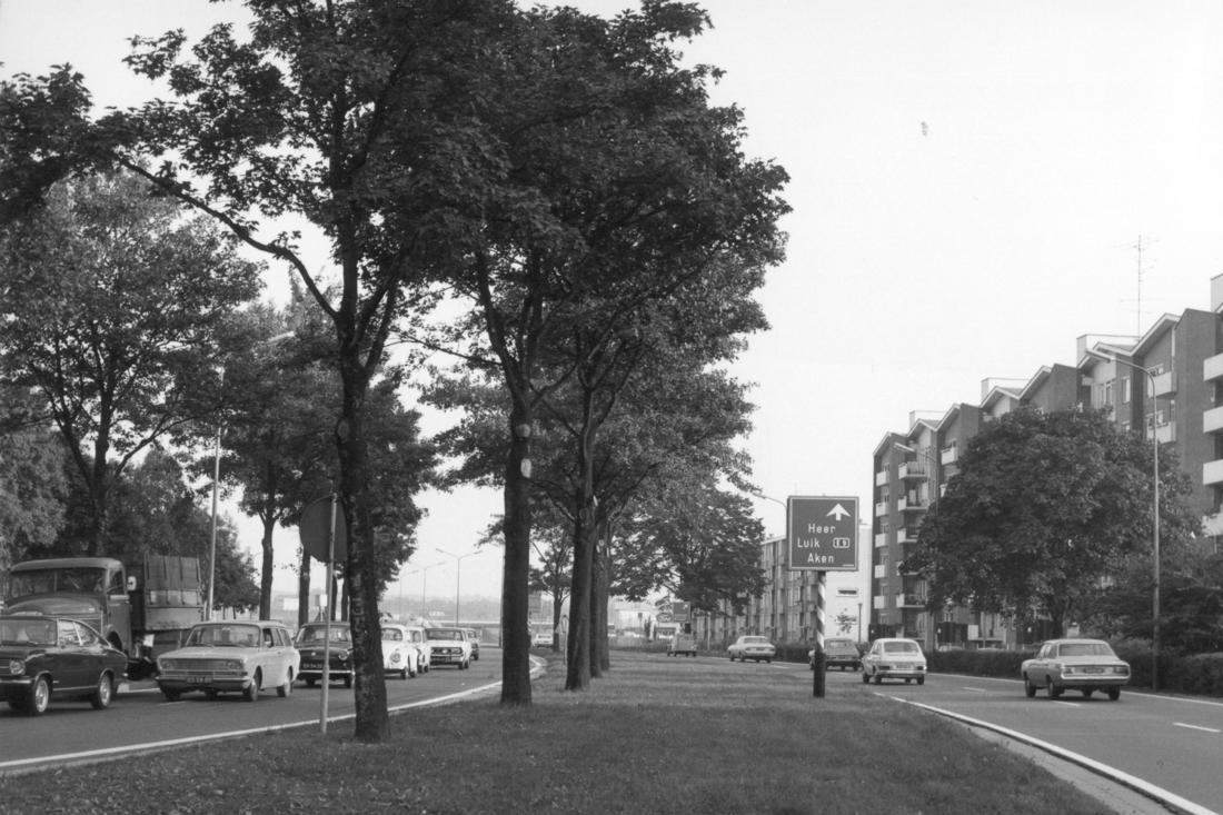 De Groene Loper toen en nu; in 1955 stonden langs 'd'n diek' drie huizen, dat was alles - De Limburg