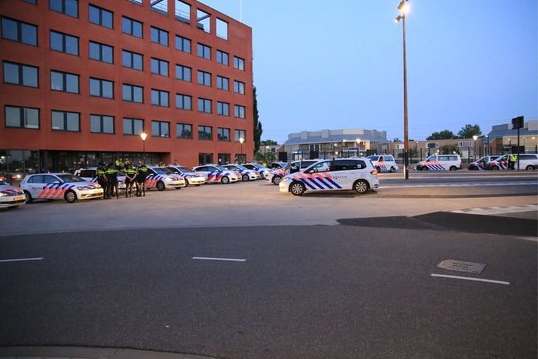 100 tot 150 jongeren gooien met vuurwerk en stenen in binnenstad Helmond, politie voert charges uit