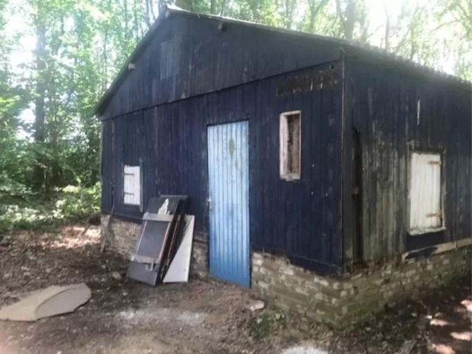 Noodwoning uit Tweede Wereldoorlog wordt naar Oorlogsmuseum Overloon getransporteerd