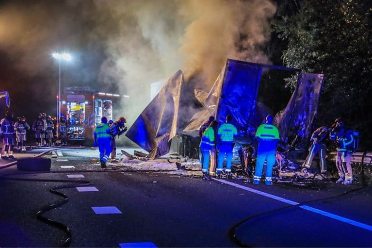 Automobilist rijdt op A67 achterop geparkeerde vrachtwagen en komt om het leven