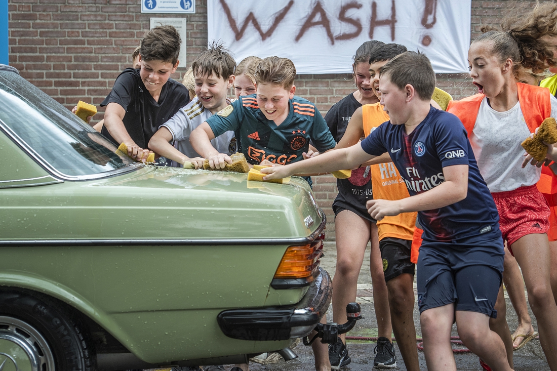 Groep acht van basisschool de Peddepoel in Wanssum wast auto's voor schoolmusical - De Limburger