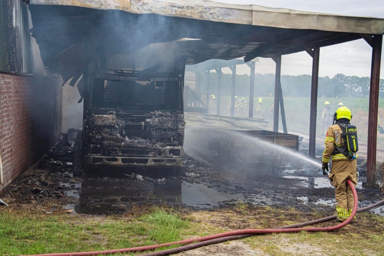 Video: Grote brand in paardenrijstal in Neer